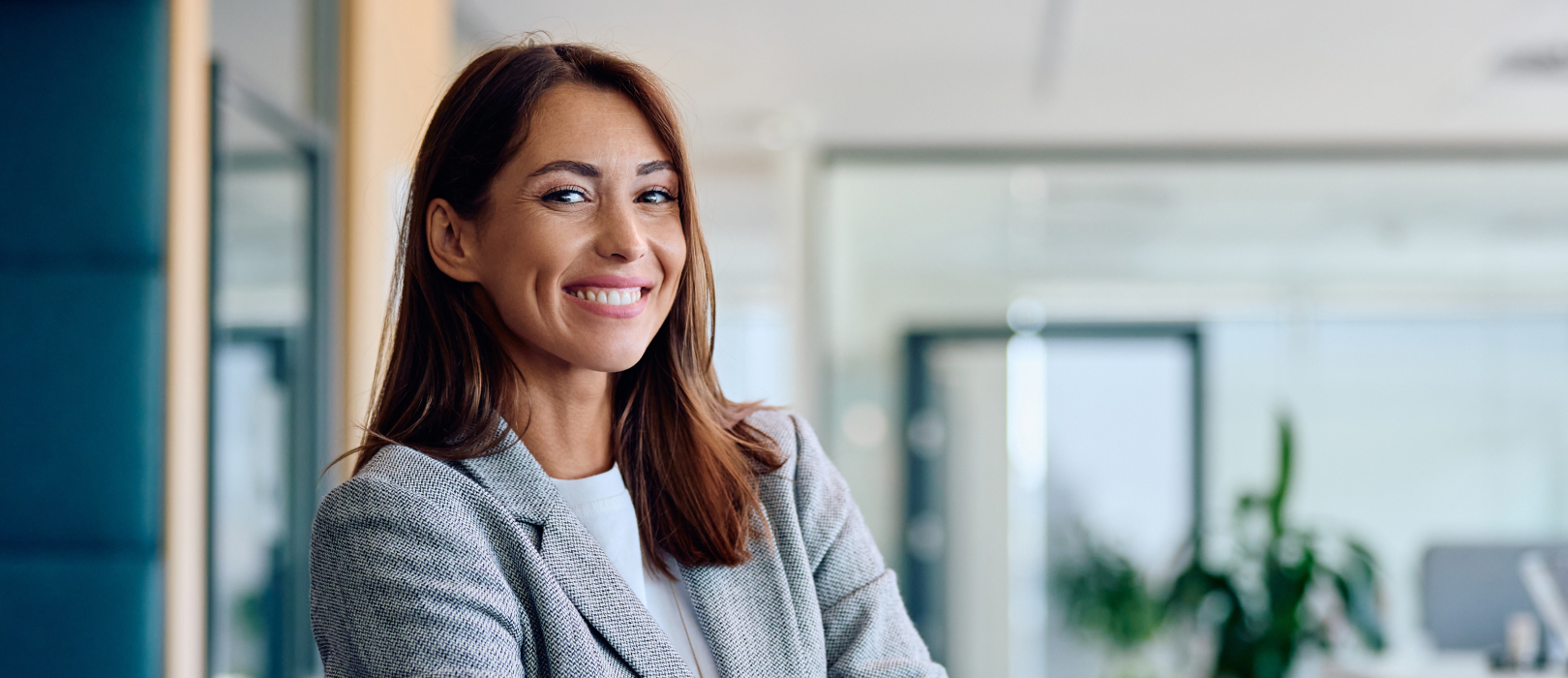 Lächelnde Business Frau mit braunen Haaren